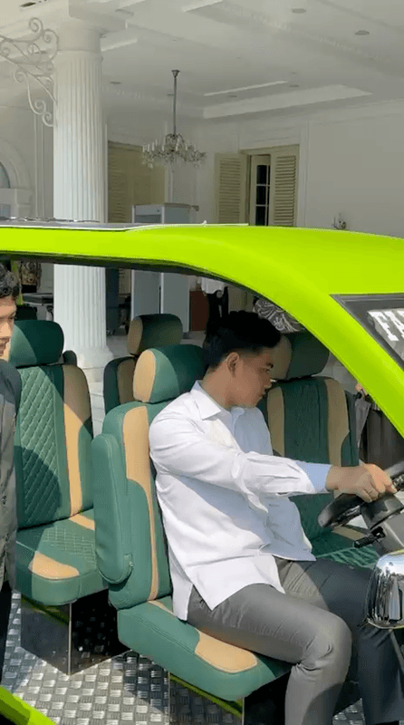 Thumbnail Mobil Listrik Tampil di Istana